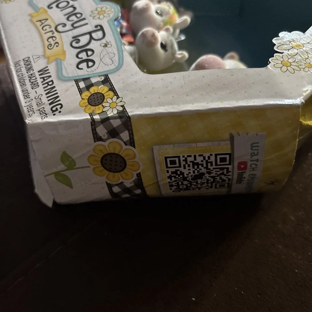 Honey Bee Acres The Cloverberrys Family of 4 Cows Ollie, Buttercup, Pepper Lily - Picture 3 of 5